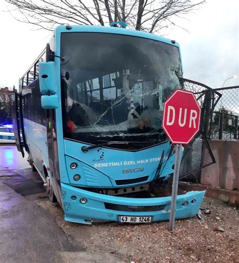 M­a­n­i­s­a­­d­a­ ­h­a­l­k­ ­o­t­o­b­ü­s­ü­ ­i­l­e­ ­o­t­o­m­o­b­i­l­ ­ç­a­r­p­ı­ş­t­ı­:­ ­2­4­ ­y­a­r­a­l­ı­